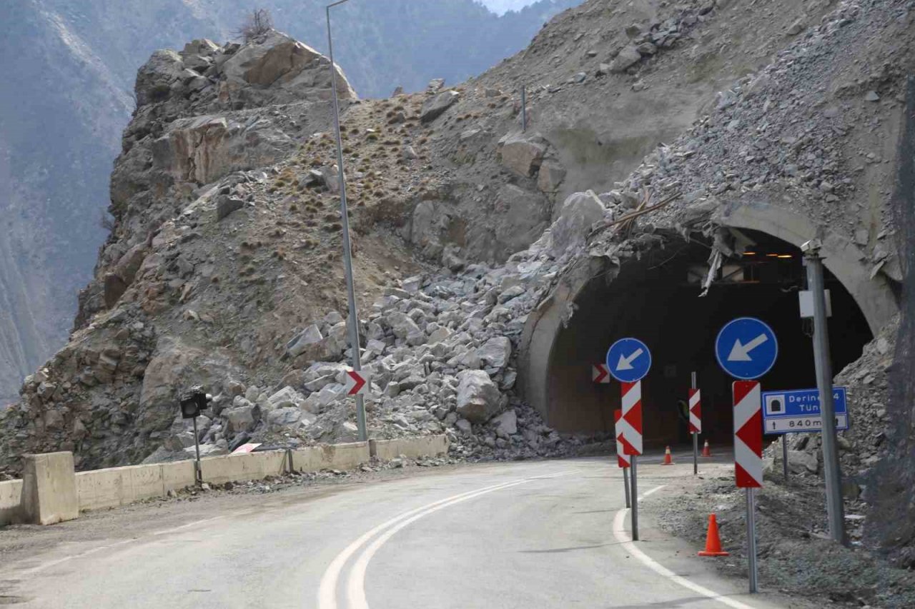 Heyelan nedeniyle kapanan Artvin-Erzurum karayolu trafiğe açıldı