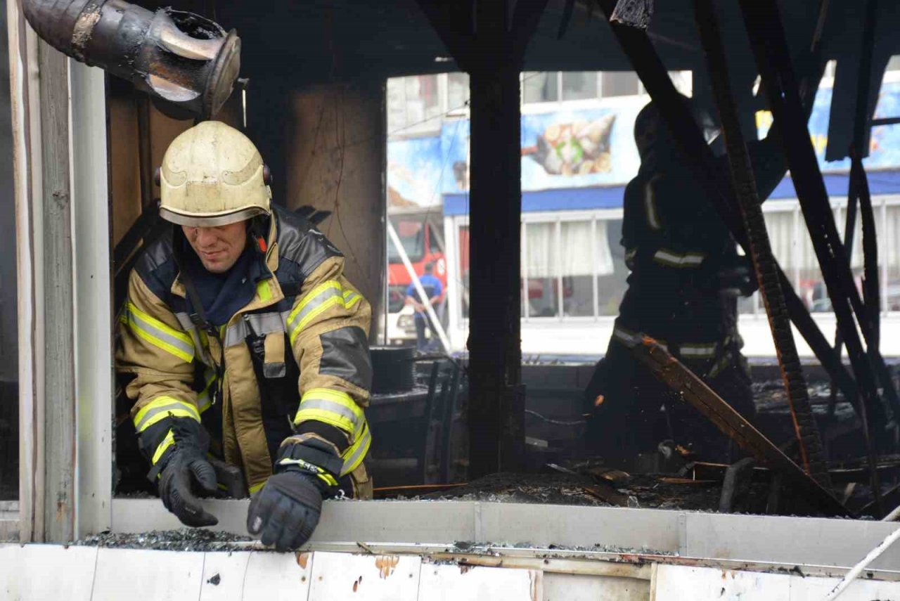 Marinada yanan tekne kullanılamaz hale geldi