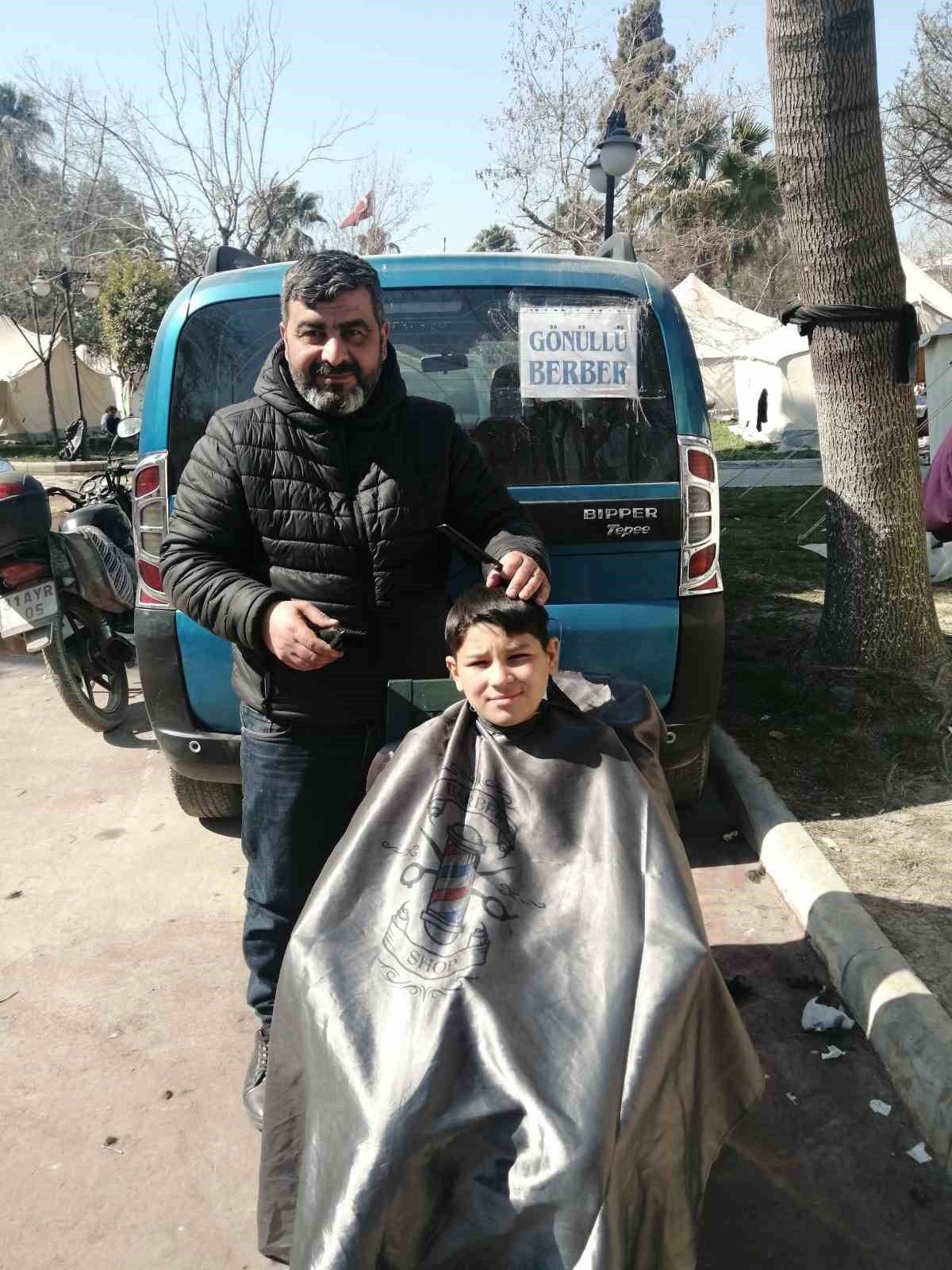 Berberden örnek davranış: İstanbul’daki dükkanını kapatıp hizmet için deprem bölgesine geldi