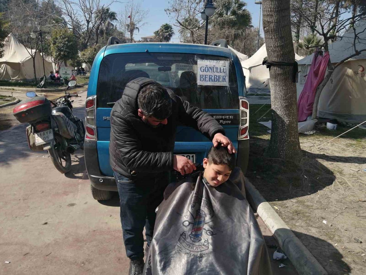 Berberden örnek davranış: İstanbul’daki dükkanını kapatıp hizmet için deprem bölgesine geldi