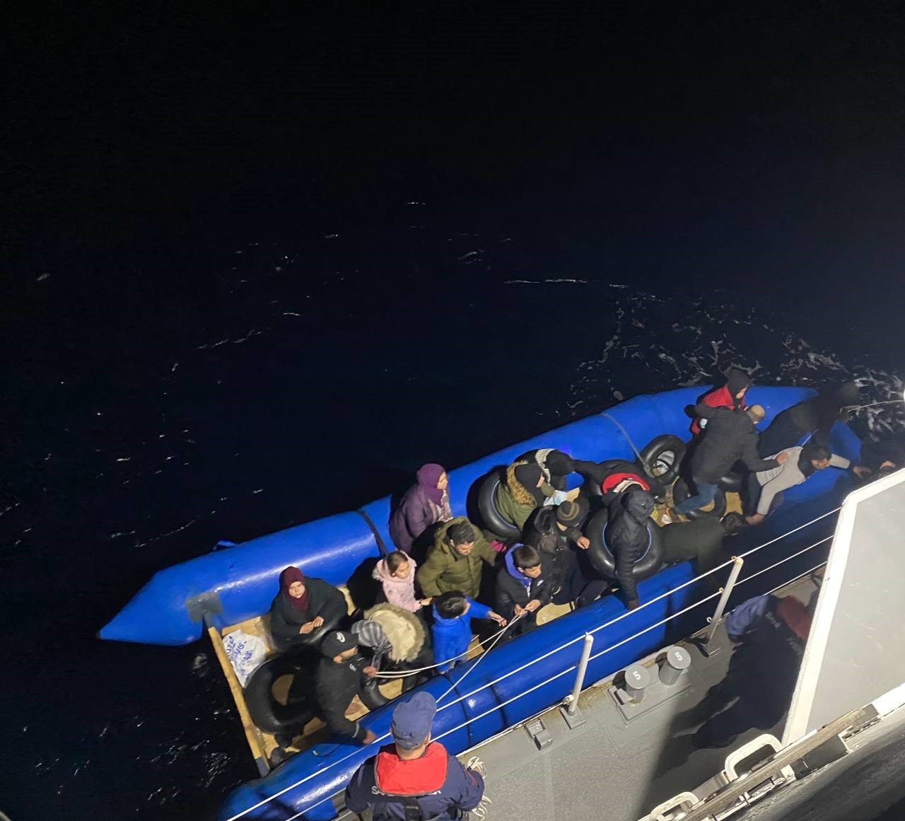 İzmir açıklarında 21 düzensiz göçmen kurtarıldı