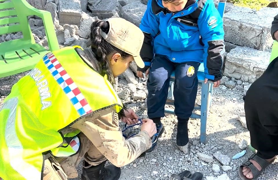 Jandarma ekiplerinden, enkaz altından kurtardıkları Güneş ailesine ziyaret