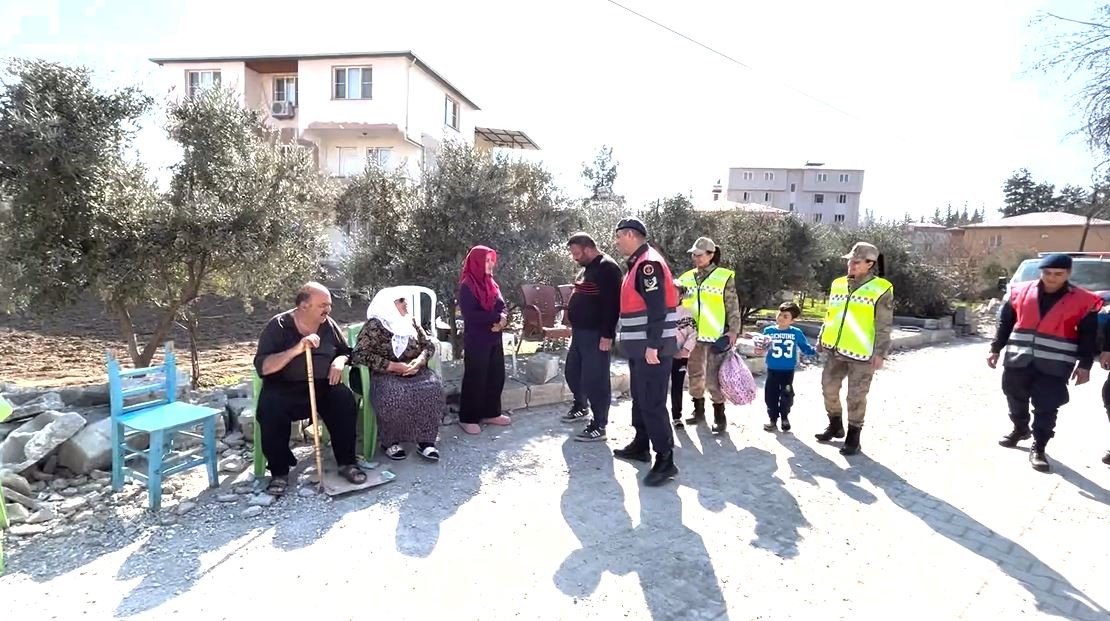 Jandarma ekiplerinden, enkaz altından kurtardıkları Güneş ailesine ziyaret