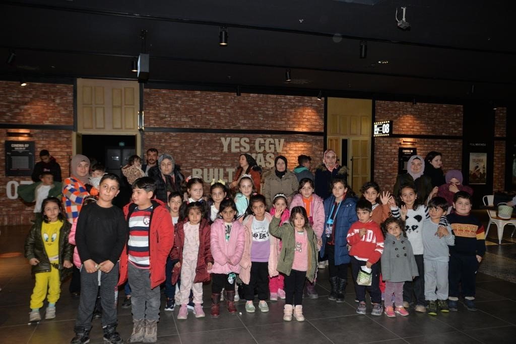 Depremden etkilenen çocuklara sinema keyfi