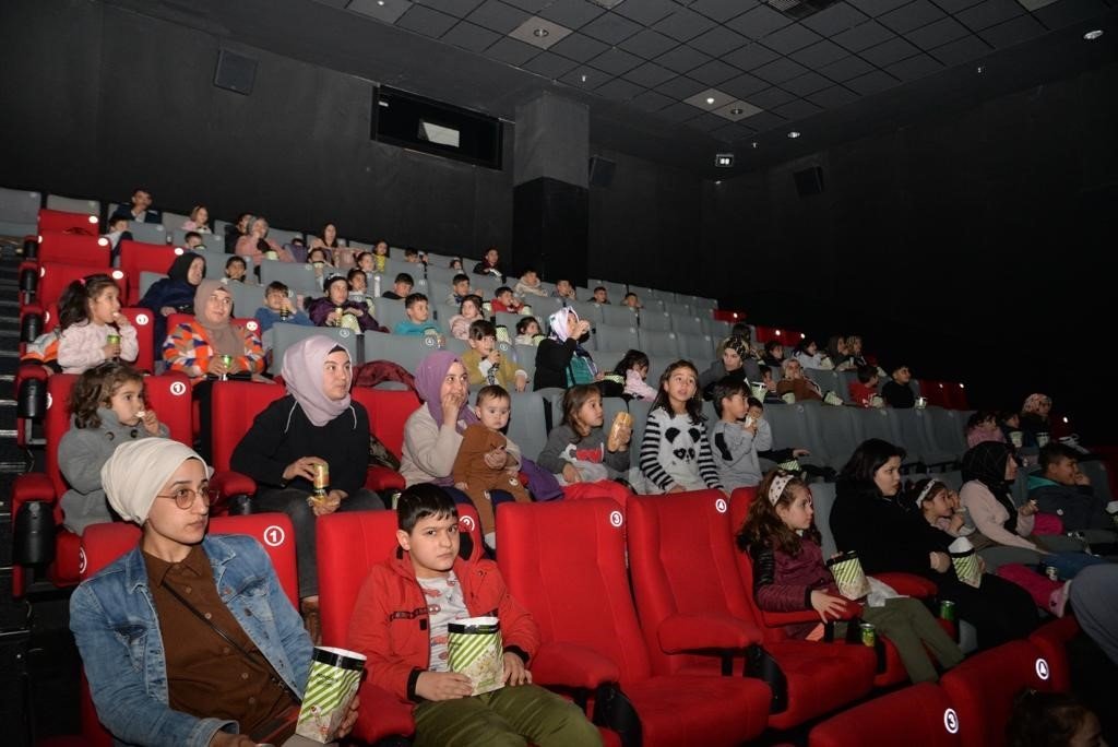 Depremden etkilenen çocuklara sinema keyfi