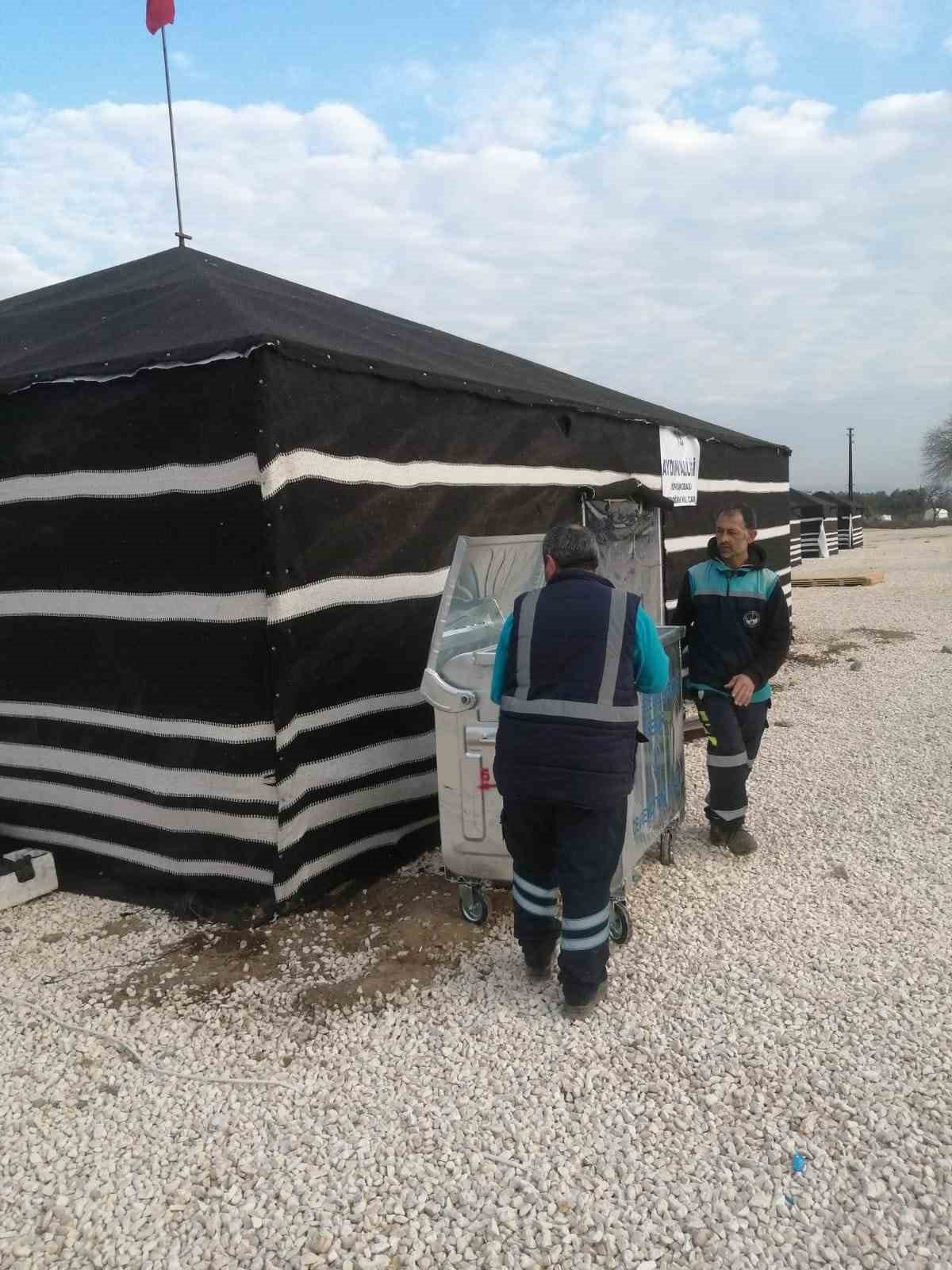 Derince Belediyesi afet bölgesinde çalışmalarını sürdürüyor