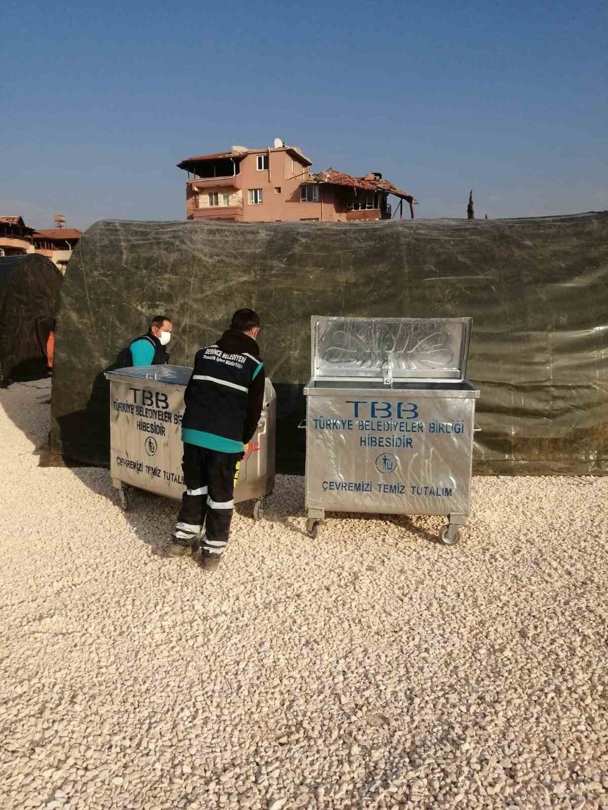 Derince Belediyesi afet bölgesinde çalışmalarını sürdürüyor