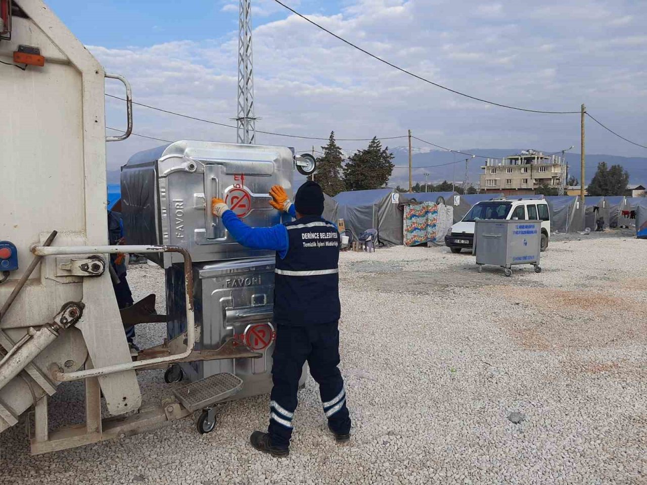 Derince Belediyesi afet bölgesinde çalışmalarını sürdürüyor