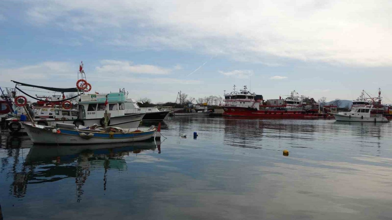 Kıyı balıkçıları, denizdeki olumsuz havadan etkileniyor