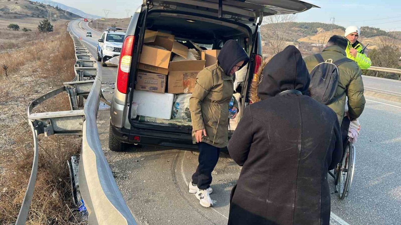 Karşı şeride geçen kamyonet, bariyerlere çarparak durabildi