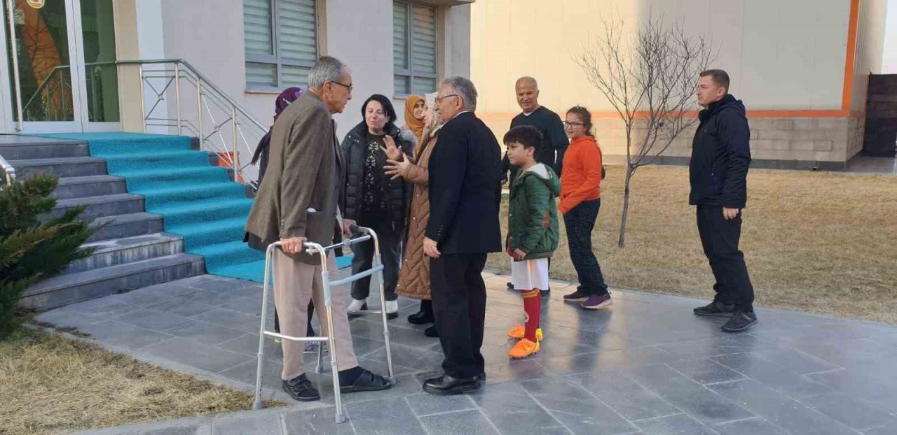 Başkan Büyükkılıç, depremzedelerin her zaman yanında