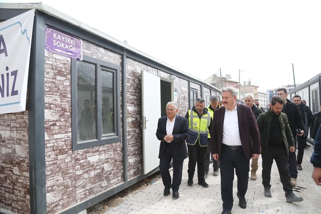 Başkan Büyükkılıç, Vali Çiçek ile birlikte konteyner çarşıda incelemelerde bulundu