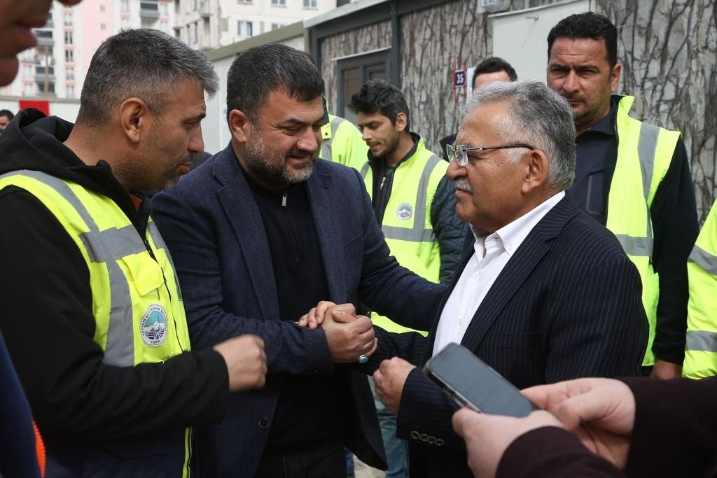 Başkan Büyükkılıç, Vali Çiçek ile birlikte konteyner çarşıda incelemelerde bulundu