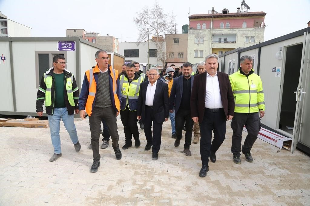 Başkan Büyükkılıç, Vali Çiçek ile birlikte konteyner çarşıda incelemelerde bulundu