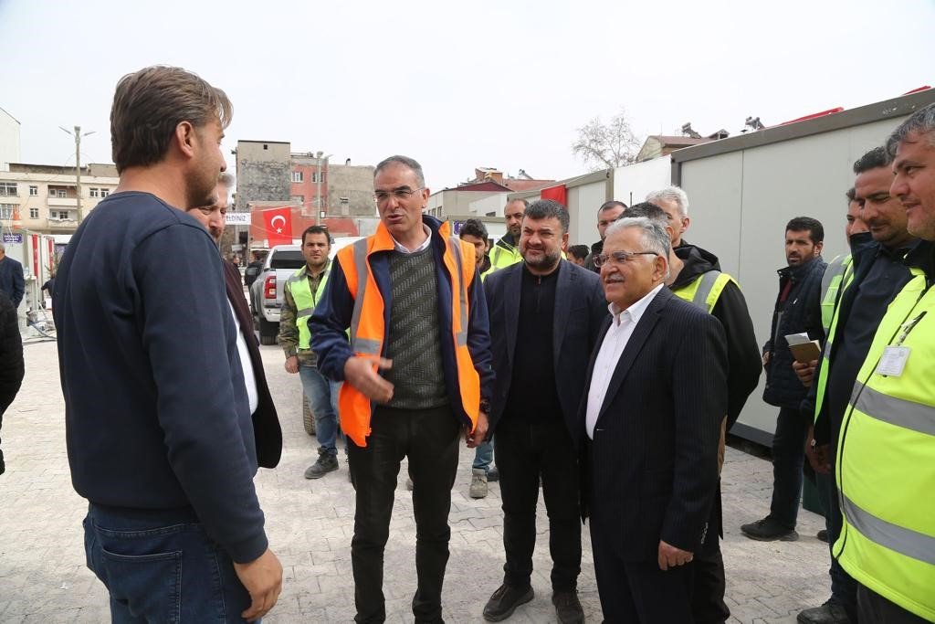 Başkan Büyükkılıç, Vali Çiçek ile birlikte konteyner çarşıda incelemelerde bulundu