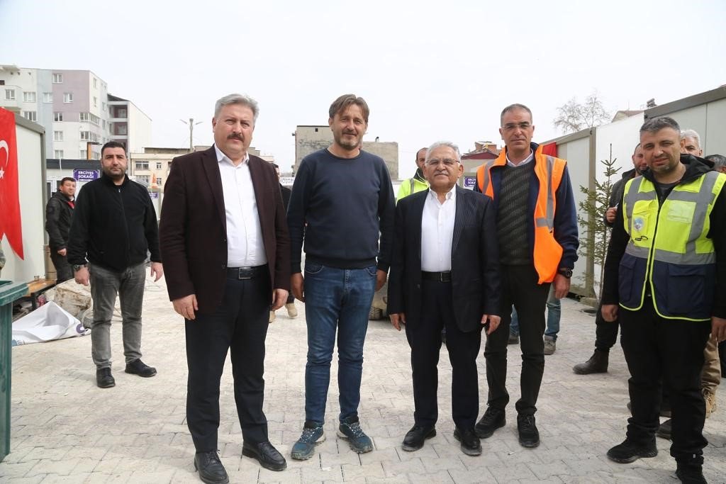 Başkan Büyükkılıç, Vali Çiçek ile birlikte konteyner çarşıda incelemelerde bulundu