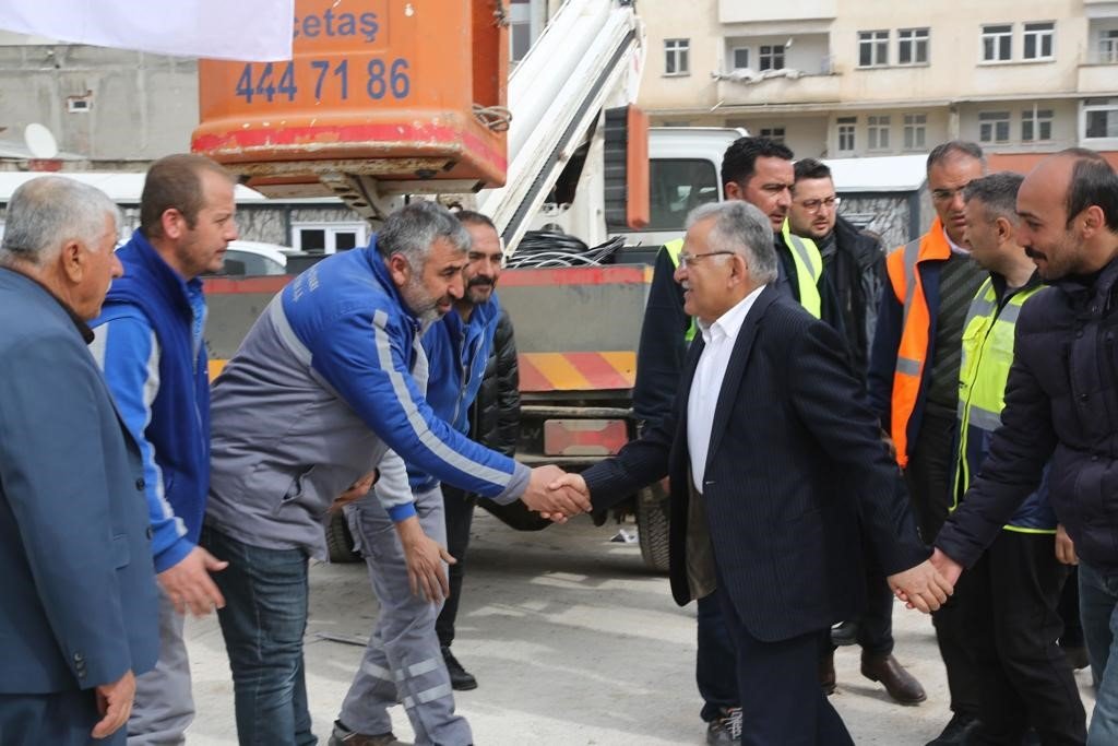 Başkan Büyükkılıç, Vali Çiçek ile birlikte konteyner çarşıda incelemelerde bulundu