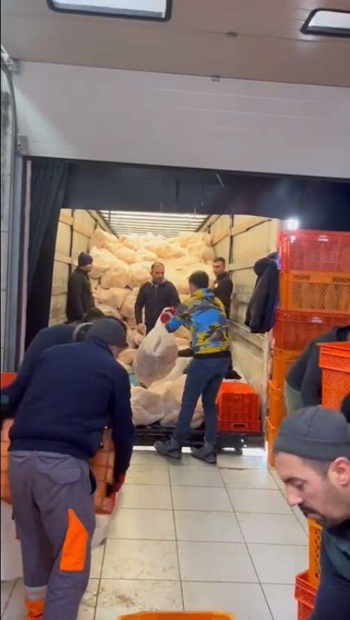 Kayseri Büyükşehir’den deprem bölgesine 597 bin unlu mamul yardımı