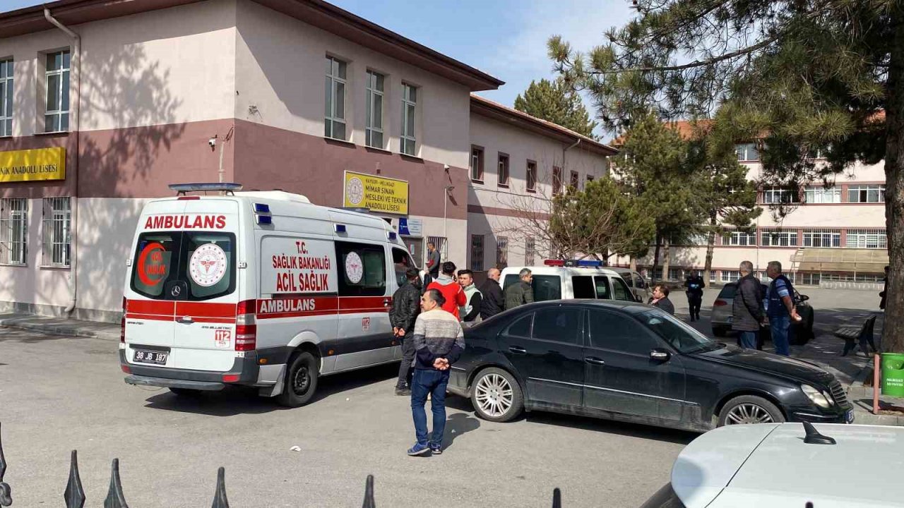 Şaka yaparken arkadaşını bıçakladı