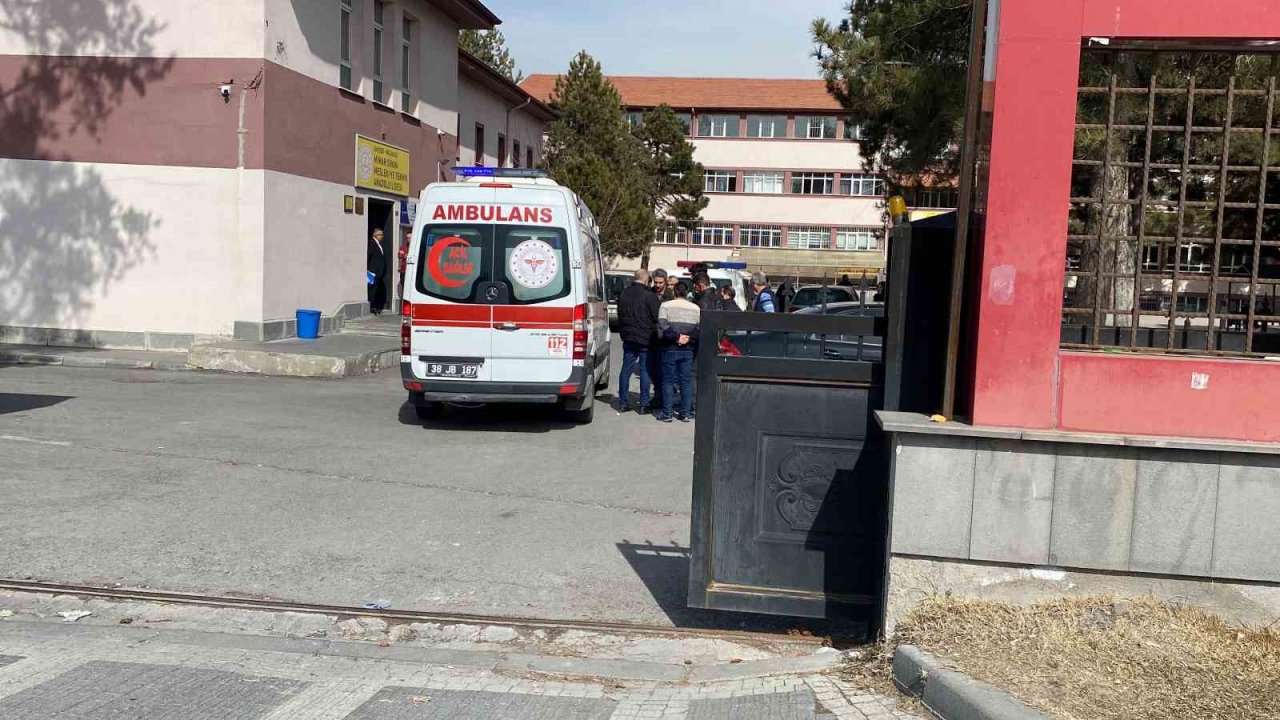 Şaka yaparken arkadaşını bıçakladı