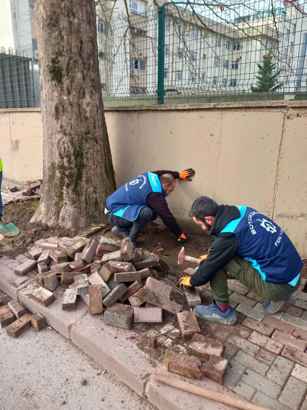 Seka Devlet Hastanesi çevresindeki kaldırımlar onarıldı