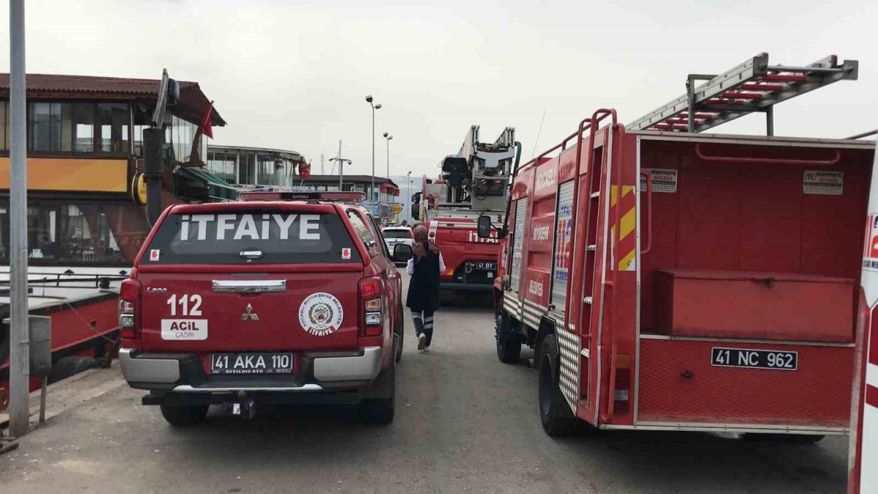 Marinada yanan tekne kullanılamaz hale geldi