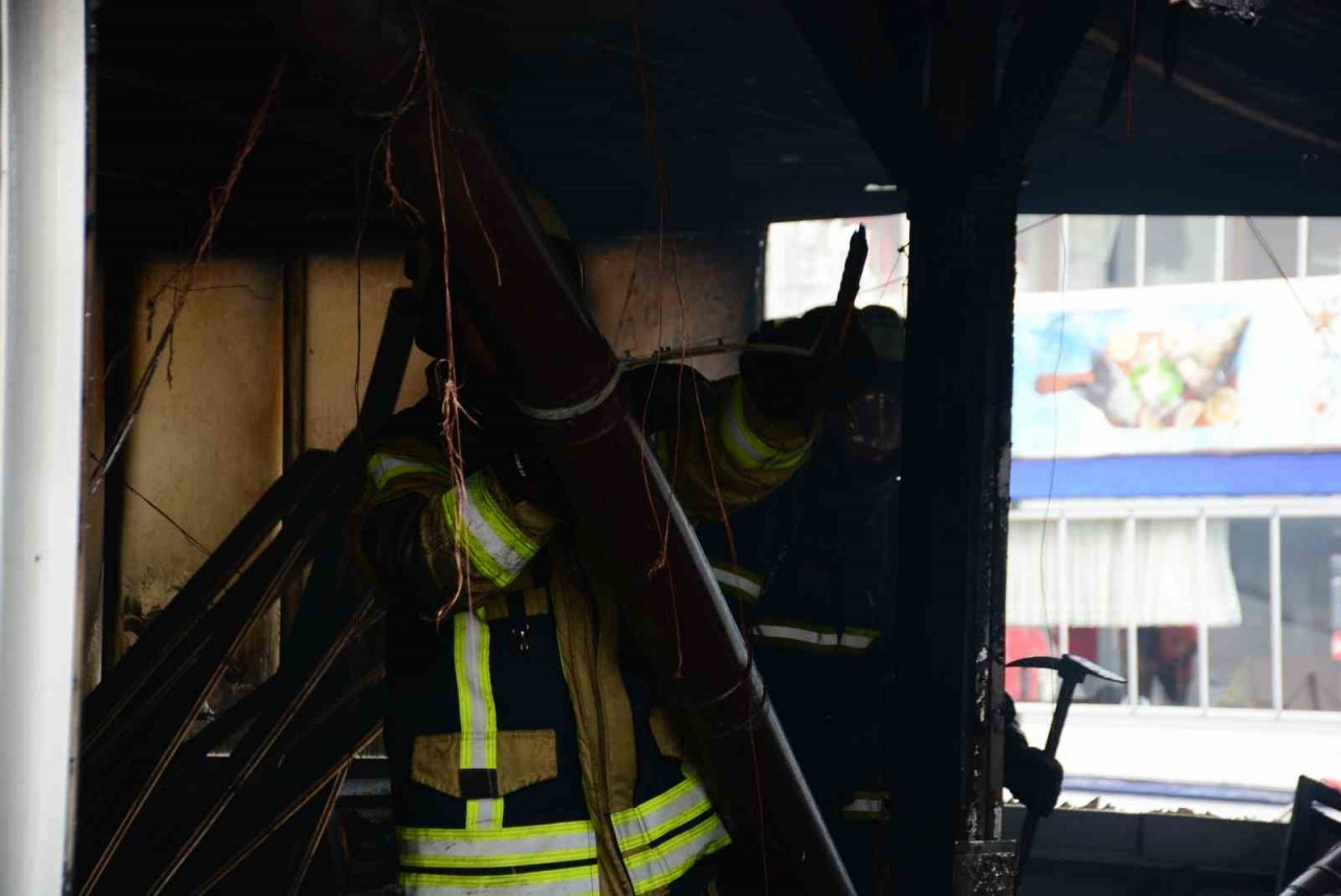 Marinada yanan tekne kullanılamaz hale geldi