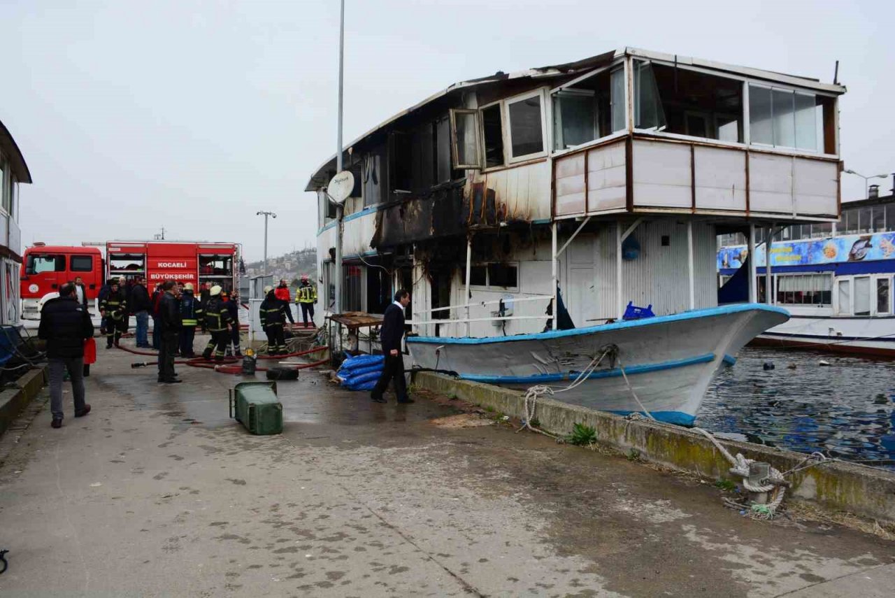 Marinada yanan tekne kullanılamaz hale geldi