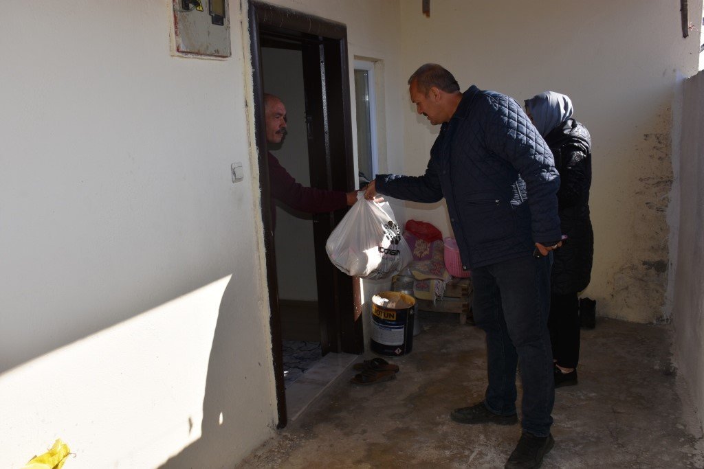 Başkan Çolakbayrakdar; “Depremzede kardeşlerimizin her alanda ihtiyaçlarını karşılıyoruz”