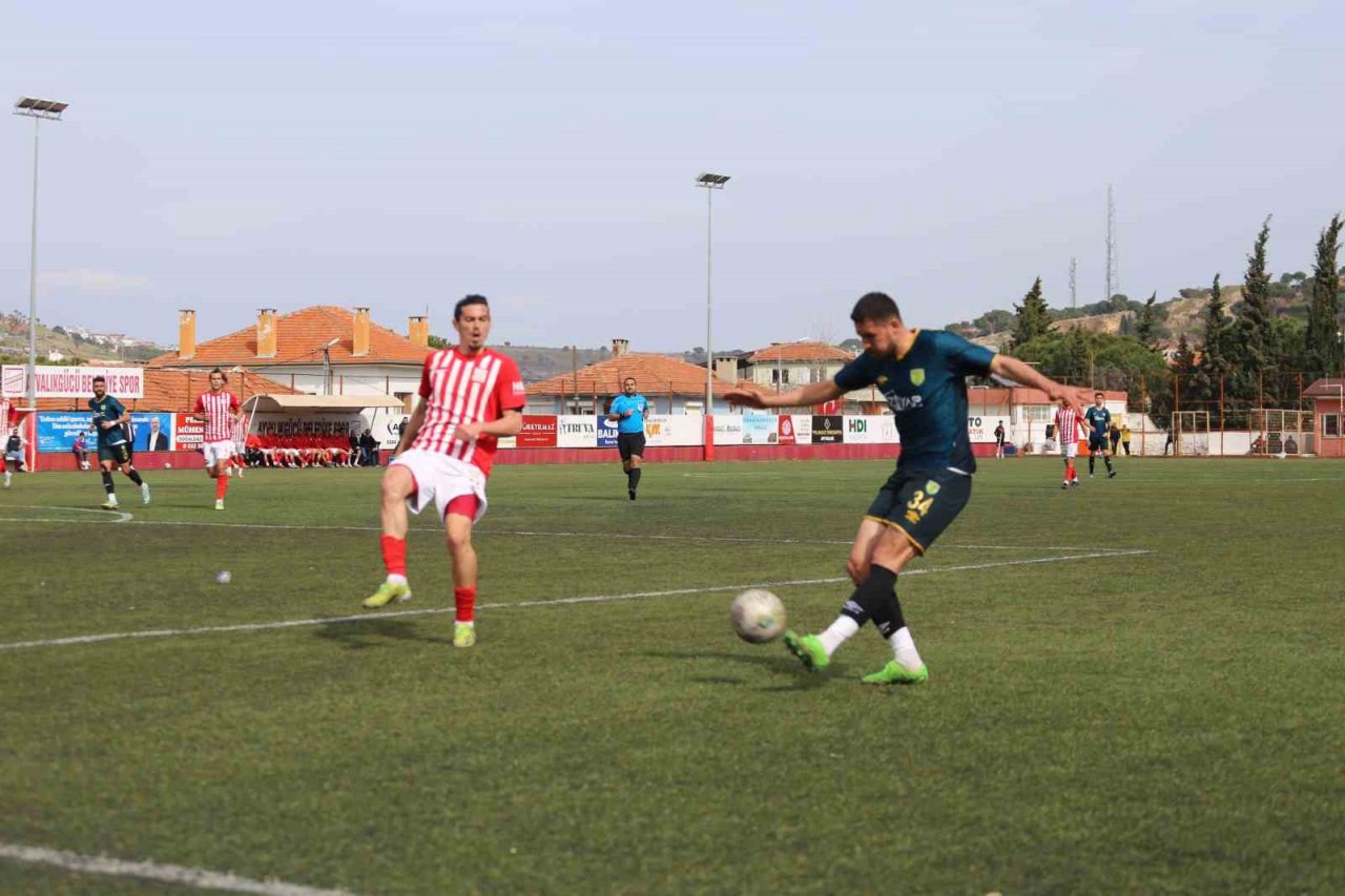 Ayvalık’ta iki ezeli rakip takım depremzedeler için tek yürek oldu