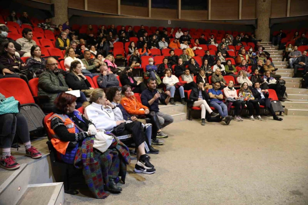 Afet gönüllüleri toplantıda bir araya geldi