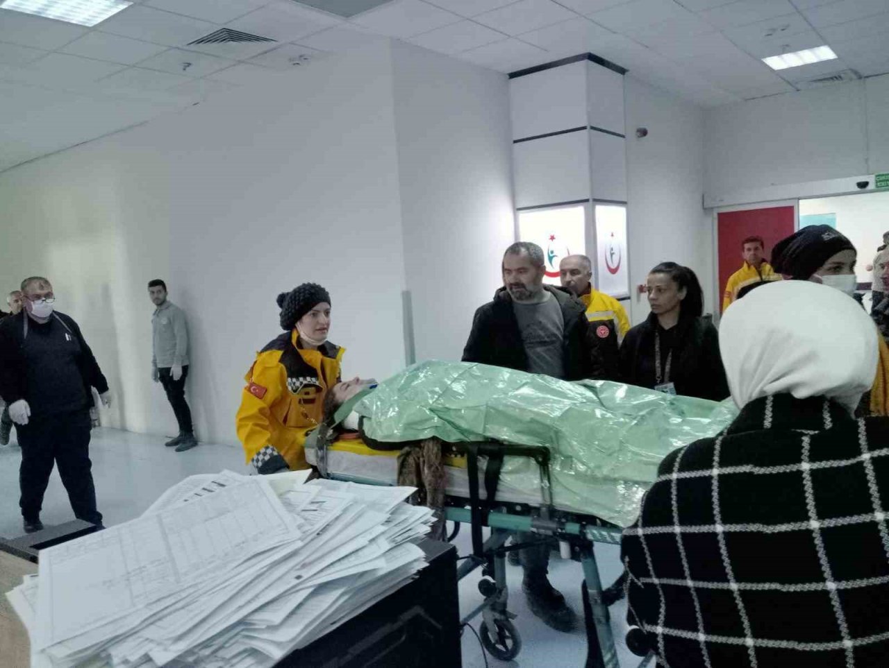 Eşya almaya çıkıp enkazda kaldılar