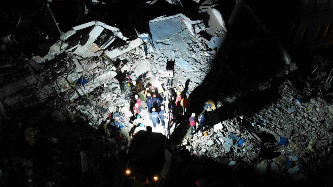 Malatya’da ekiplerin akşam karanlığında çalışması havadan görüntülendi