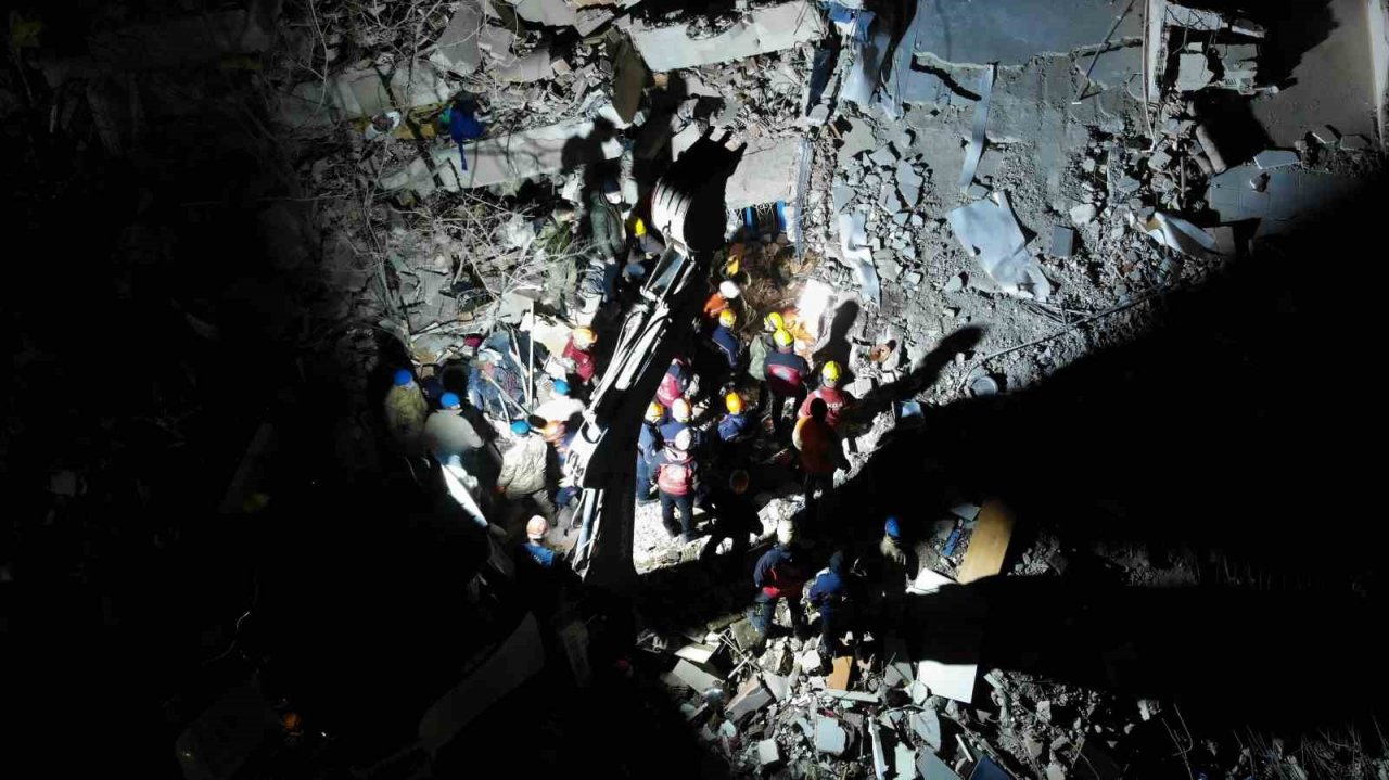 Malatya’da ekiplerin akşam karanlığında çalışması havadan görüntülendi