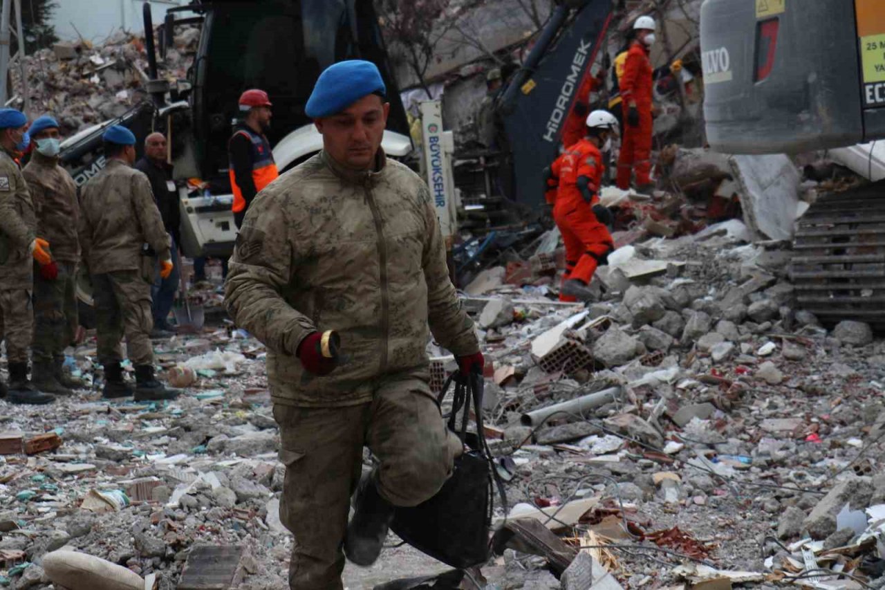 Malatya’da iki noktada arama kurtarma çalışması devam ediyor