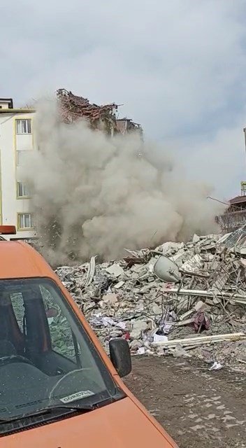Malatya’da meydana gelen depremde binaların yıkılma anı cep telefonuna yansıdı