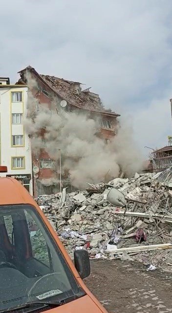 Malatya’da meydana gelen depremde binaların yıkılma anı cep telefonuna yansıdı