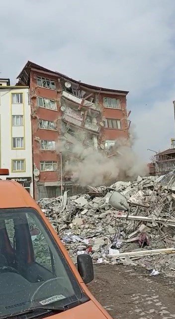 Malatya’da meydana gelen depremde binaların yıkılma anı cep telefonuna yansıdı