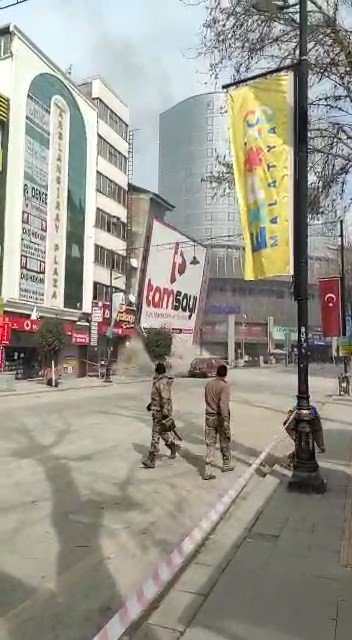 Malatya’da meydana gelen depremde binaların yıkılma anı cep telefonuna yansıdı