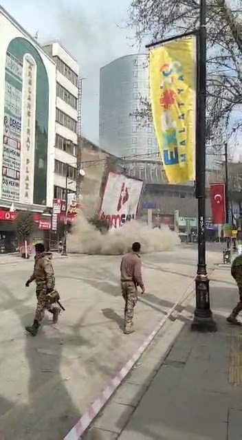 Malatya’da meydana gelen depremde binaların yıkılma anı cep telefonuna yansıdı
