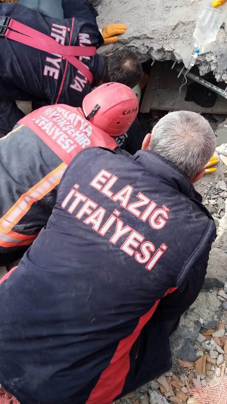 Elazığ Belediyesi itfaiye ekiplerinden hayatta tutan ’dokunuş’