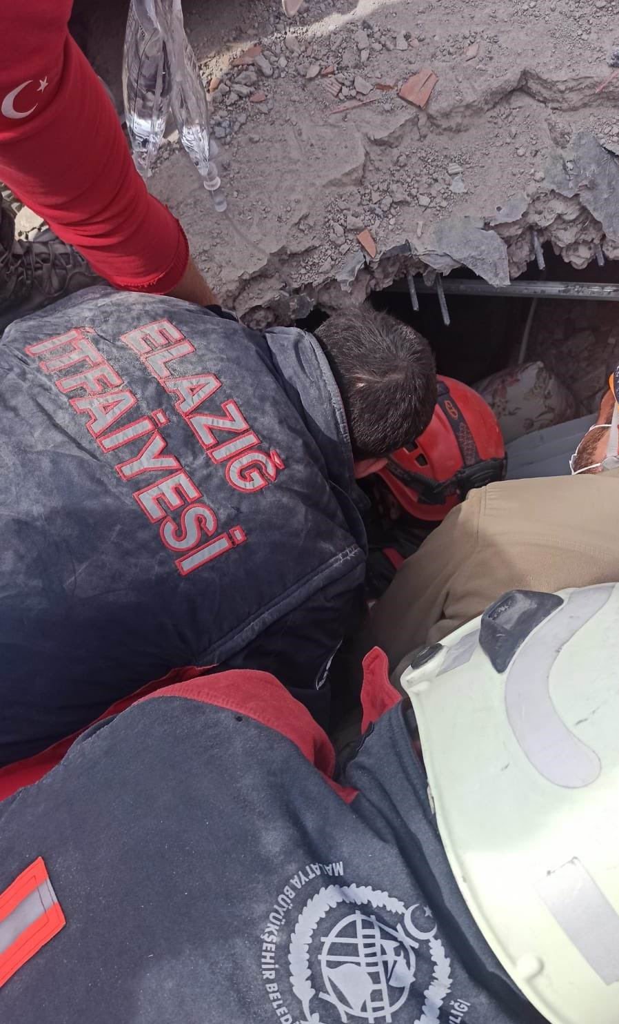 Elazığ Belediyesi itfaiye ekiplerinden hayatta tutan ’dokunuş’