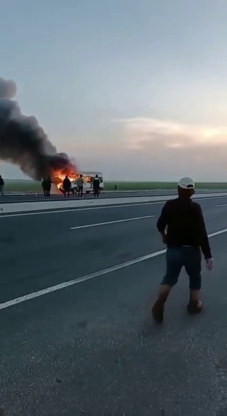 Seyir halindeki minibüs alev alev yandı