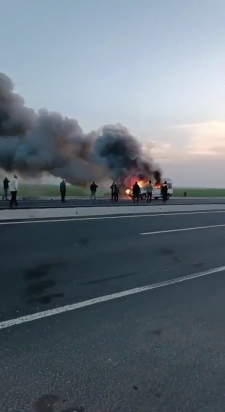 Seyir halindeki minibüs alev alev yandı