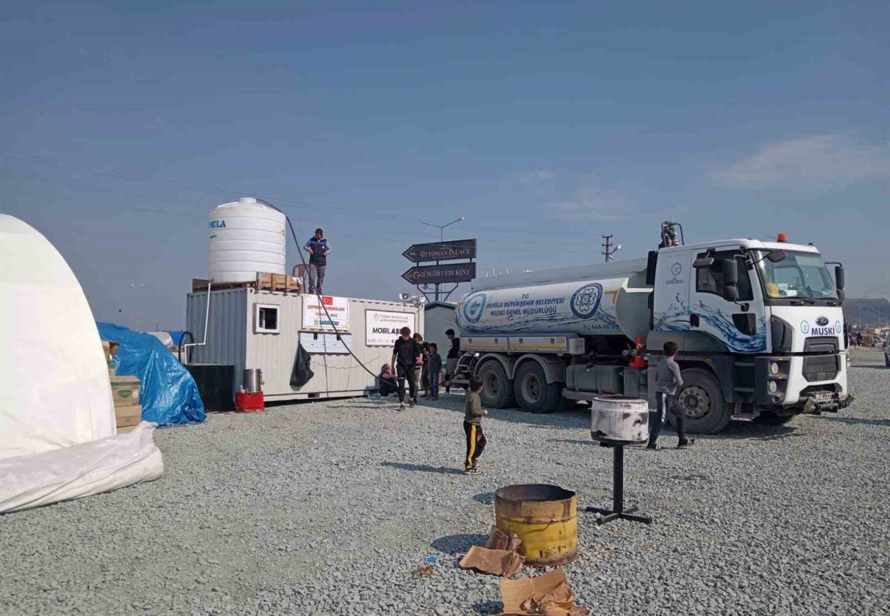 Büyükşehir ekipleri deprem bölgesinde altyapı tamiratı gerçekleştiriyor