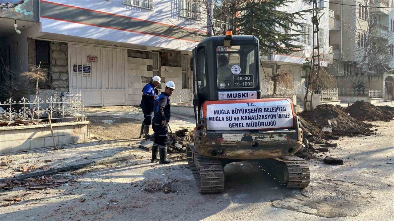Büyükşehir ekipleri deprem bölgesinde altyapı tamiratı gerçekleştiriyor