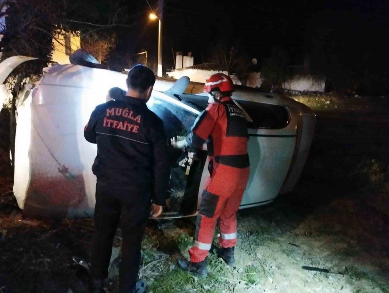 Araçta sıkışan vatandaşı İtfaiye ekipleri kurtardı