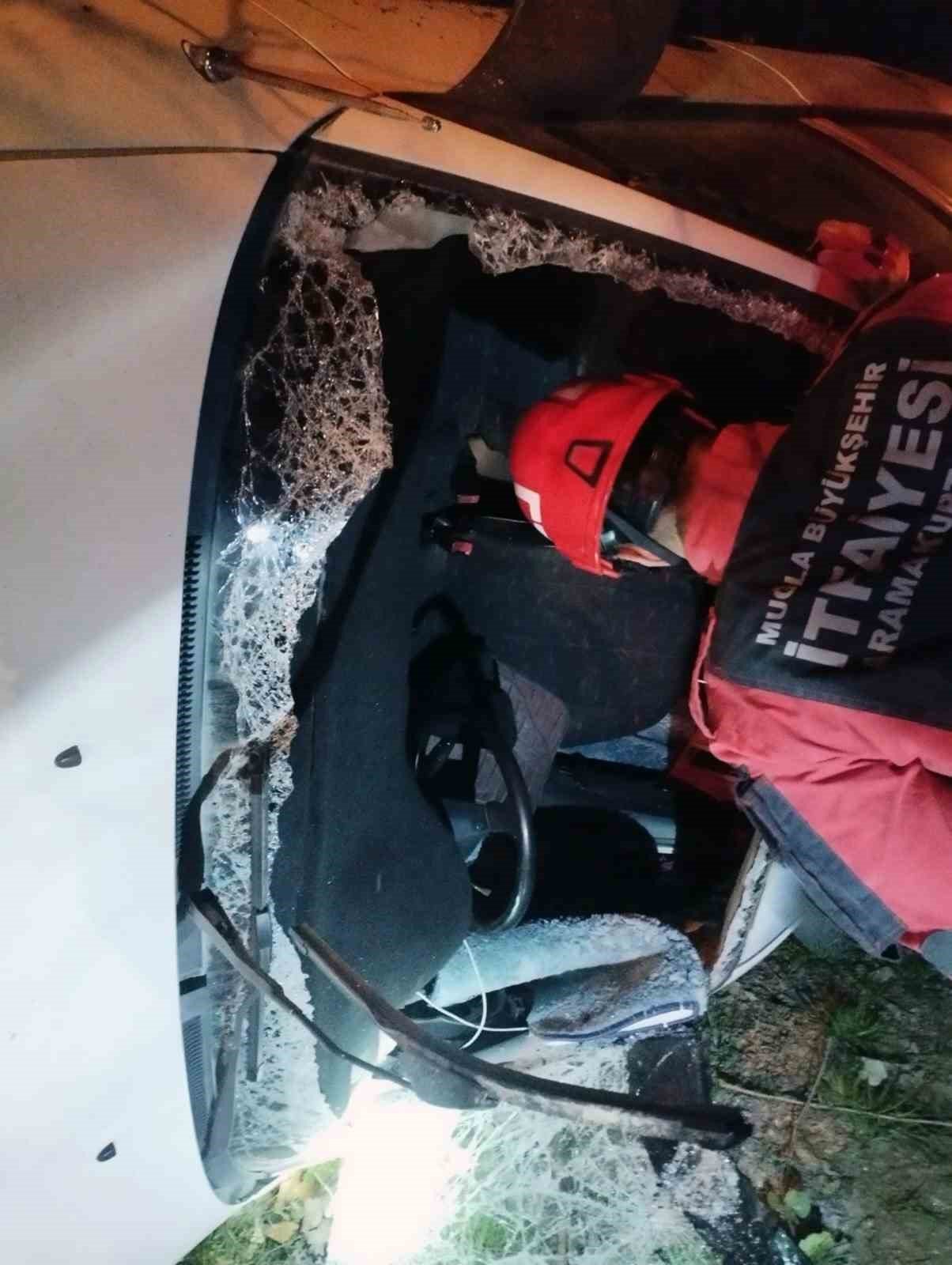 Araçta sıkışan vatandaşı İtfaiye ekipleri kurtardı