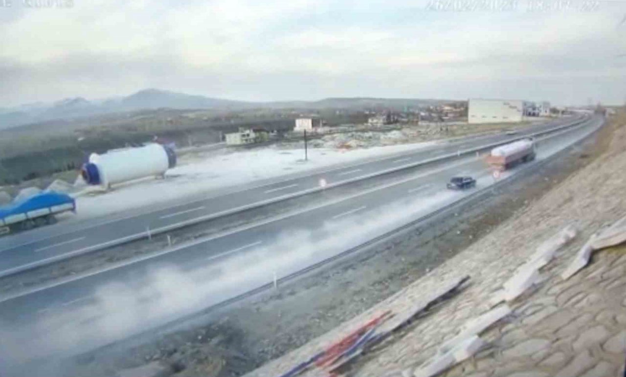 Otomobilin tıra arkadan çarptığı kazada 1 kişi hayatını kaybetti