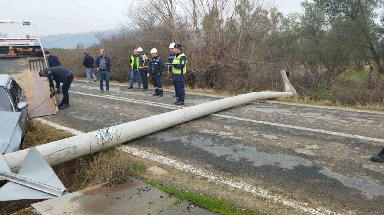 Otomobil elektrik direğine çarptı